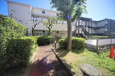 マンションの敷地内には、植栽が施されております♪