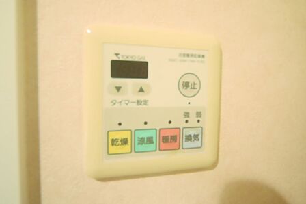 浴室暖房乾燥機付きで、雨天にお洗濯物が乾かせますね。