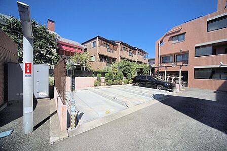 敷地内駐車場です(空き状況はお問い合わせ下さいませ。)