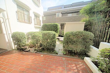 植栽がお手入れされた、共用部分となっております。