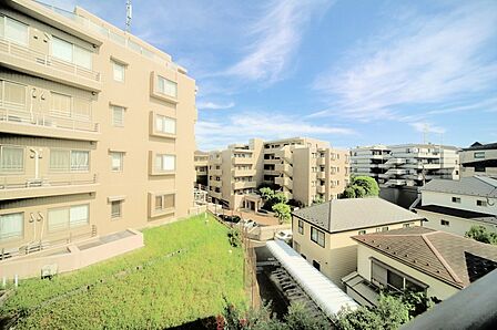 3階部分の東向きで、陽当り良好となっております♪
