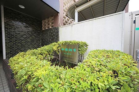 エントランスアプローチには、植栽が施されております♪