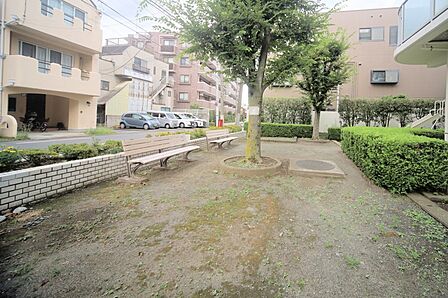 マンションの敷地内には、中庭スペースがございます♪