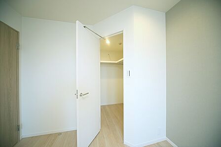 主寝室には、ウォークインクロゼットが設置されております♪