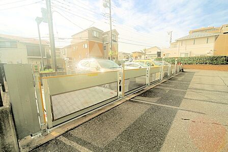 駐車場月額9000円〜11000円（空き状況はお問合せ下さいませ。）