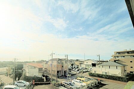 3階部分の東南向きで、陽当り良好となっております♪