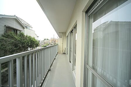 お洗濯物が良く乾きそうな、東南向きのバルコニーです♪