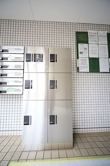 外出中などの不在時に便利な、宅配ボックスがございます。