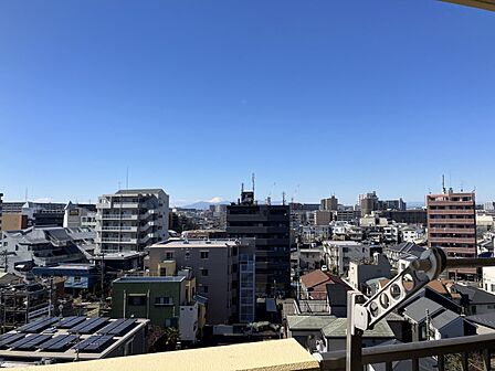 最上階の南西角部屋で、陽当り風通し眺望良好となっております♪