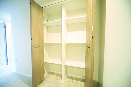 廊下部分には、可動棚の収納がございます♪