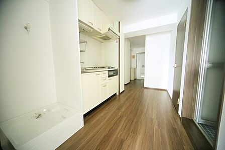 間取は2DKです! 室内にはエアコンが設置されております♪