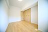 寝室：クロゼットの有る、洋室約5．8帖となっております♪