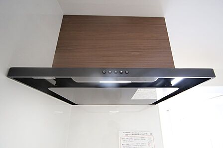 キッチンには、上部吸込型の換気扇が設置されています。