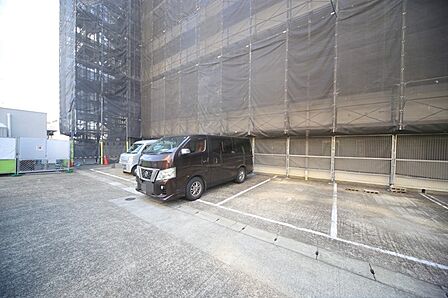 敷地内駐車場です(空き状況はお問い合わせ下さいませ。)