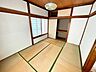 寝室：2面採光で明るい2階の和室です