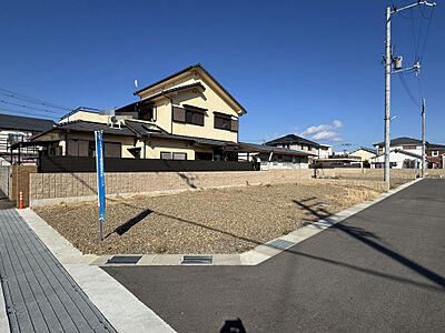 外観：１号地　42.7坪　1410万円　南東角地。建築条件はございませんのでお好きなハウスメーカーでの建築が可能です　　　