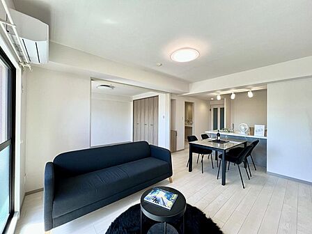 扉を開けるとリビングと繋がります