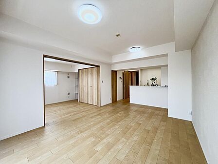 11.8帖リビングの奥にキッチンがあります