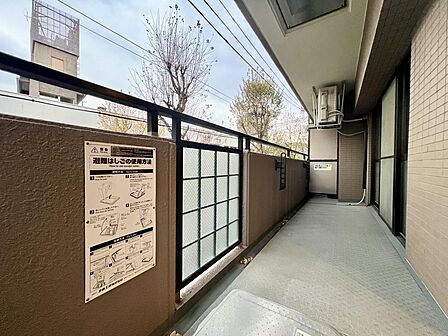 並木道の緑と広い空を満喫できる、開放感あふれるバルコニー