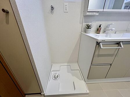 洗面台の横に洗濯パンを備え付けています