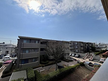 閑静な住宅街を見渡せるバルコニーです