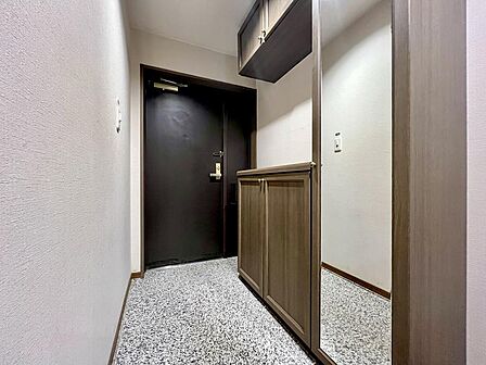 シューズボックスの上に飾り棚が設けられています。鍵や印鑑などの小物を出かける前に置いておけて、忘れ物を防ぎやすくなります