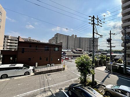 バルコニーからは周辺の街並みを見渡せます