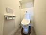 トイレ：温水洗浄便座を備えたトイレです。壁面のニッチを飾り棚として使えます
