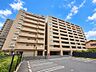 外観：東側から見た10階建てのマンション外観です。隣接する高層タワーとともに街並みを形成しています