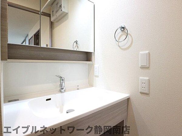 画像25:広い洗面スペース