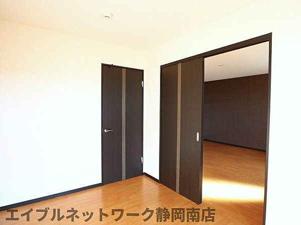 画像21:個人の部屋や寝室として使える洋室です