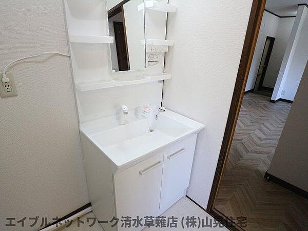 洗面所：広い洗面スペース