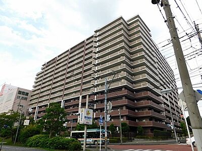 外観：「入間市」駅徒歩5分の通勤通学に便利な立地♪17階建てマンションです。