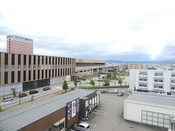 画像15:洋室からの眺望　新高岡駅すぐ側です