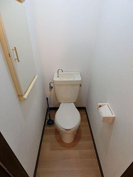 画像5:便利な収納付きのトイレ