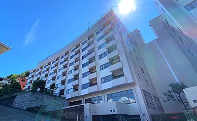 外観:熱海市街地を見下ろす高台のリゾートマンション。 外観:熱海市街地を見下ろす高台のリゾートマンション。