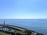 その他：【眺望】バルコニーからの眺望。相模湾の真珠「初島」が正面。さらに伊豆半島の稜線が広がります。