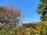 その他：バルコニー北西側より、富士山の頭が覗く。