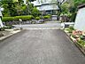 その他：【入口】比較的大きいお車も敷地内スロープへ入れます。
