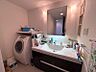 洗面：洗面室。大鏡を設えた洗面化粧台。