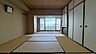 その他：和室：8畳とその先にサンルームが備わっております。押入れもございます。