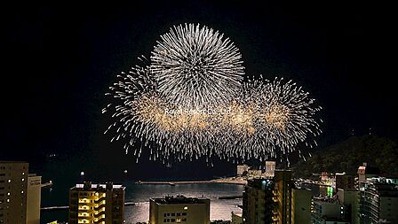 熱海駅徒歩約5分の立地。カルム熱海から熱海の街並みと相模湾を見渡す、開放感あふれる高層階住戸のご紹介です。