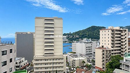 【眺望】窓の先には、青く広がる相模湾と熱海の街並みを望みます。また、日当たりも良好です。