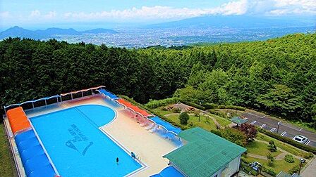 屋外プール：豊かな自然環境に囲まれたプールです。