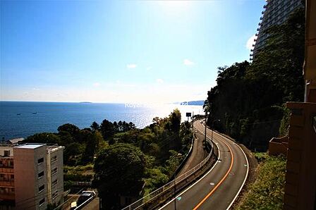右側方向。下に見える道路は国道135号線です。