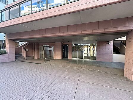 【レジデンス前】道路から高低差なしで入ることができます。