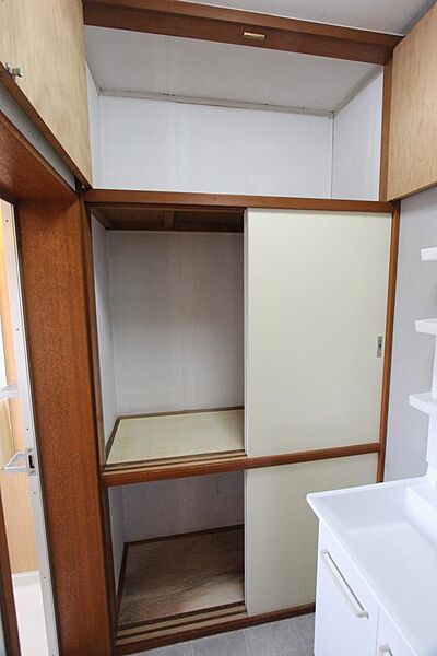 画像28:洗面室（収納があるので便利です。カラーBOXなどで仕切れば使い勝手が良いかと思いますよ）