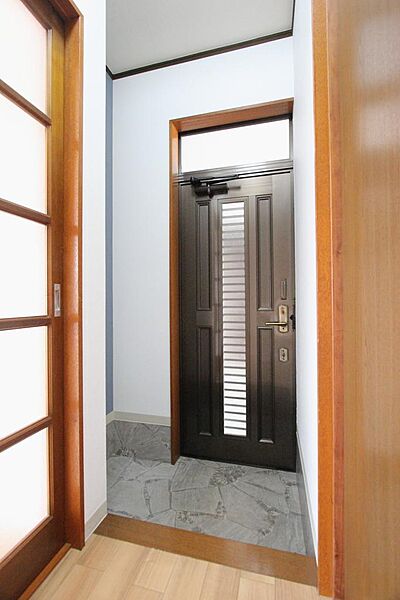画像5:玄関スペース（玄関錠は安心の１キー２ロックタイプ）