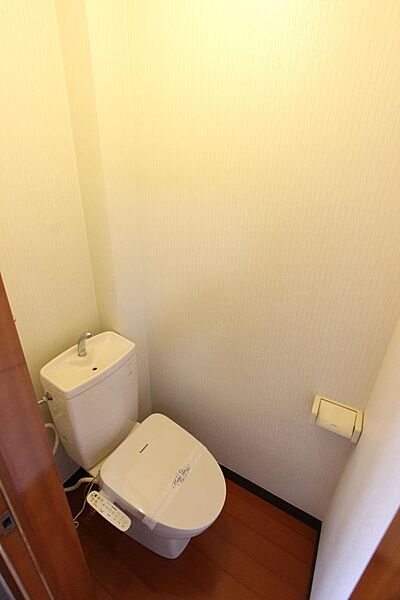 画像19:トイレ（温水洗浄暖房便座完備）