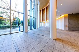 ◆ウェルカムエントランス◇外と内をつなぐエントランスは、まさに顔となる場所。品格のある雰囲気を漂わせます。安心の4層セキュリティシステム採用。防犯面も良好です。